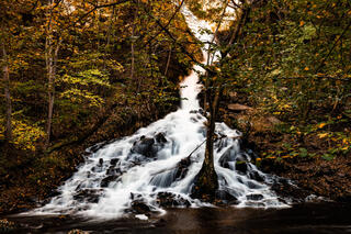 Agawamuck Falls in the Hudson Valley, New York, as fall foliage begins.